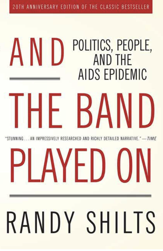 Auf einem cremefarbenen Buchcover steht in roter und schwarzer Schrift 'And The Band Played On: Politics, People and the AIDS Epidemic. Randy Shilts'