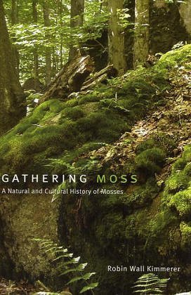 Auf einem Buchcover steht in Weiß und Grün: 'Gathering Moss: A Natural and Cultural History of Mosses, Robin Wall Kimmerer'. Den Hintergrund bildet das Foto eines mit Sonnenflecken übersäten, moosbewachsenen Waldbodens. 