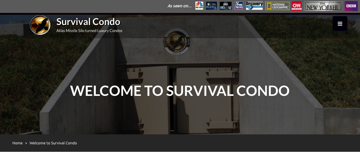 den Kopfbereich der Homepage der Website 'Survival Condo'. Der Header-Banner zeigt das Bild einer Betonbaracke mit Gras auf der linken und rechten Seite und weißem Text mit der Aufschrift 'WELCOME TO SURVIVAL CONDO' oben. Bitte klicken Sie auf den obigen Link, um die Website zu besuchen.
