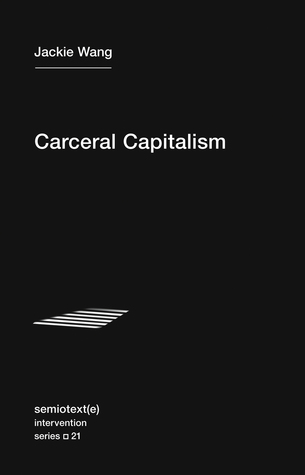 Auf einem schwarzen Buchcover steht in weißer serifenloser Schrift: 'Jackie Wang, Carceral Capitalism'. Unter dem Titel befindet sich ein abstraktes Muster aus weißen Linien, das an einen Zebrastreifen erinnert.